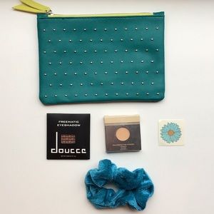 Ipsy eyeshadow and highlighter with bag bundle